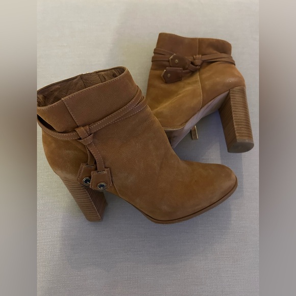 Suede Booties with detail and block heel - Picture 6 of 6